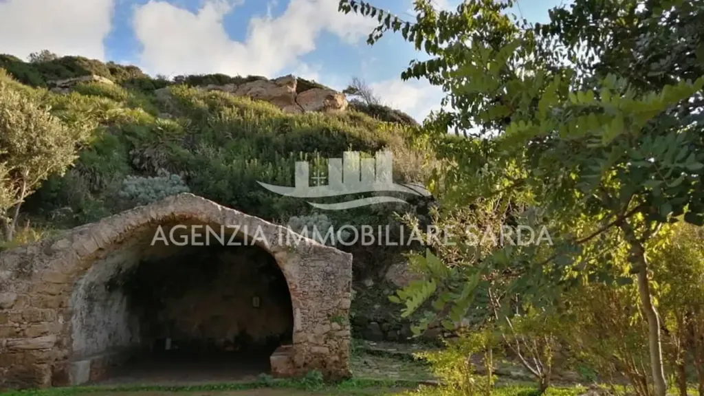 Jardin - Villa with Seafront Potential in Alghero