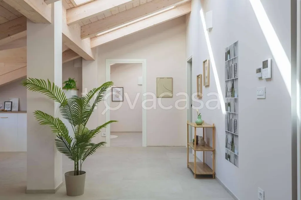 Entrée - Mansard Apartment with Lift in Busca