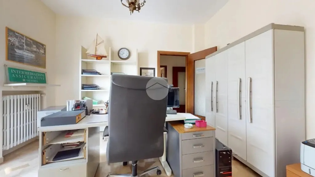 Bureau - Spacious 3-Bedroom Apartment in Seregno