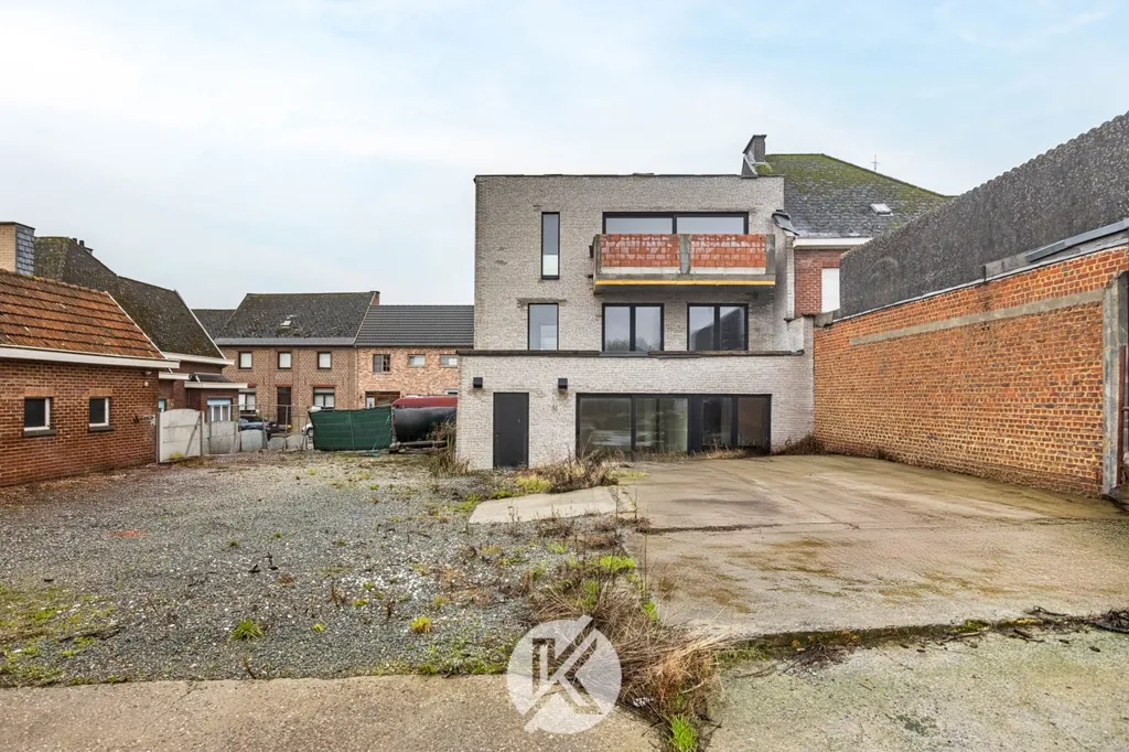 Extérieur - Nouvelle Construction avec Terrasse dans un Cadre Rural