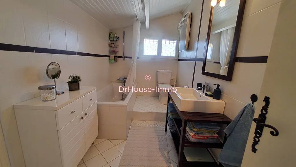 Salles de bain - Propriété Provençale avec Piscine à Aubagne