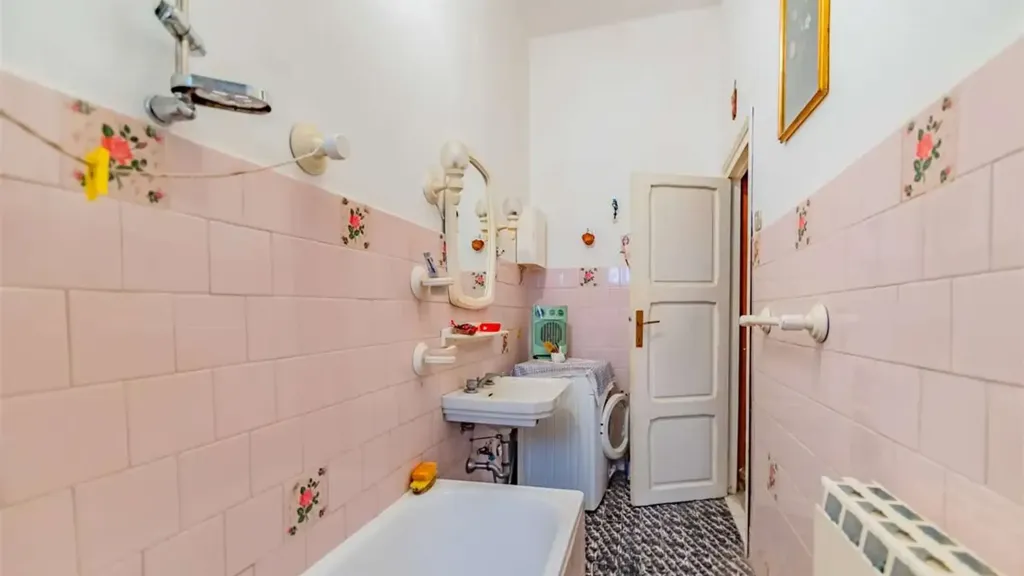 Bathrooms - Three-Bedroom Apartment in Tivoli