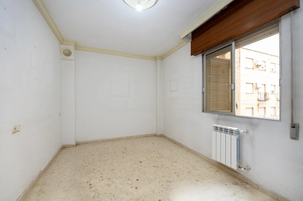 Pièces - Apartment for Renovation in Granada Centre