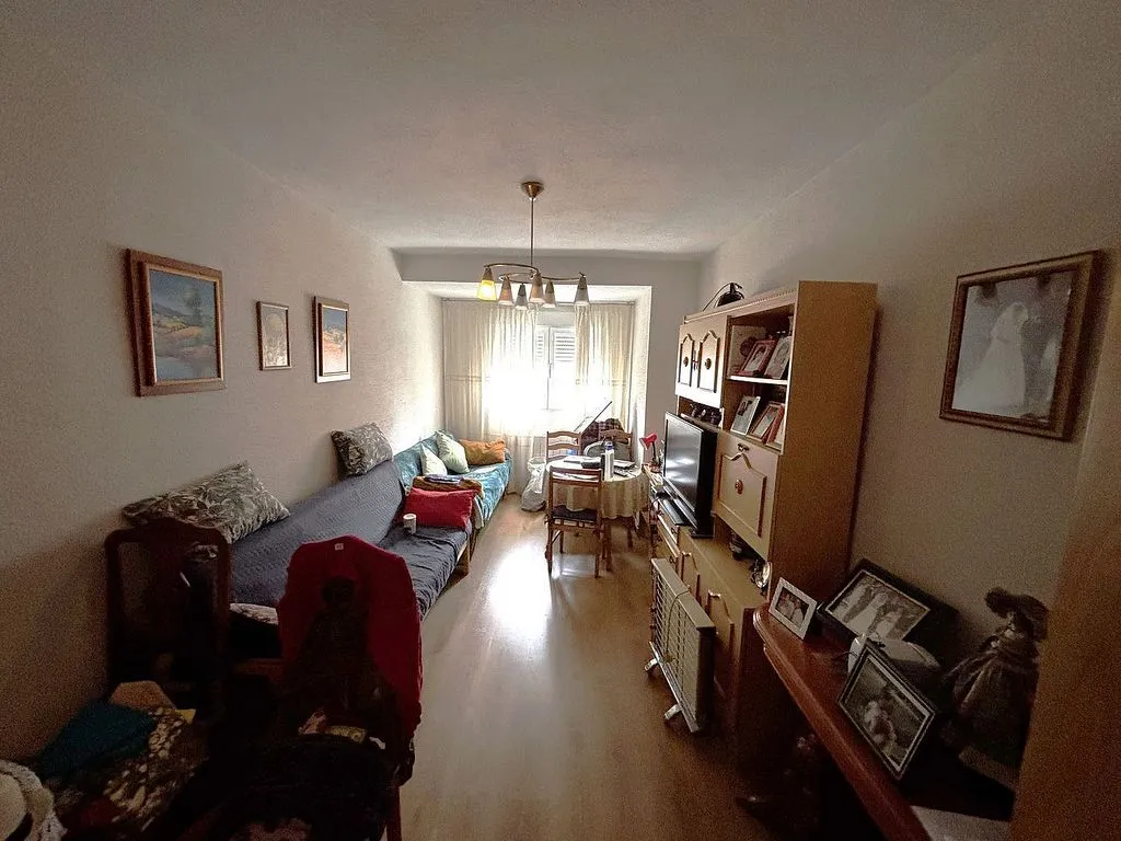 Elutuba - 1970s Apartment with Terrace in Móstoles Central