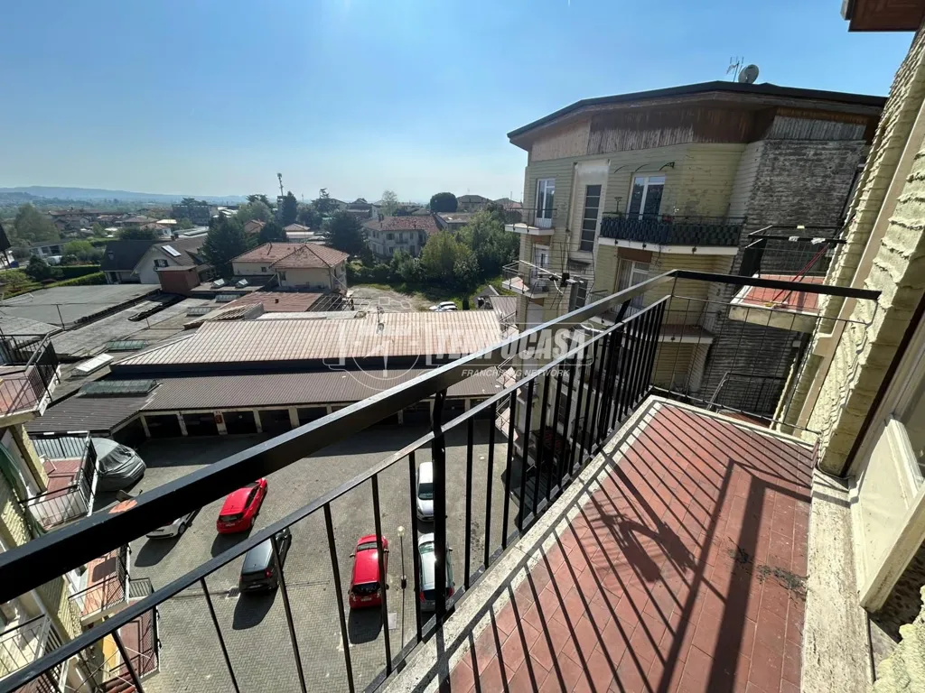 Rõdu - Top Floor Flat with Terrace in Cuorgnè
