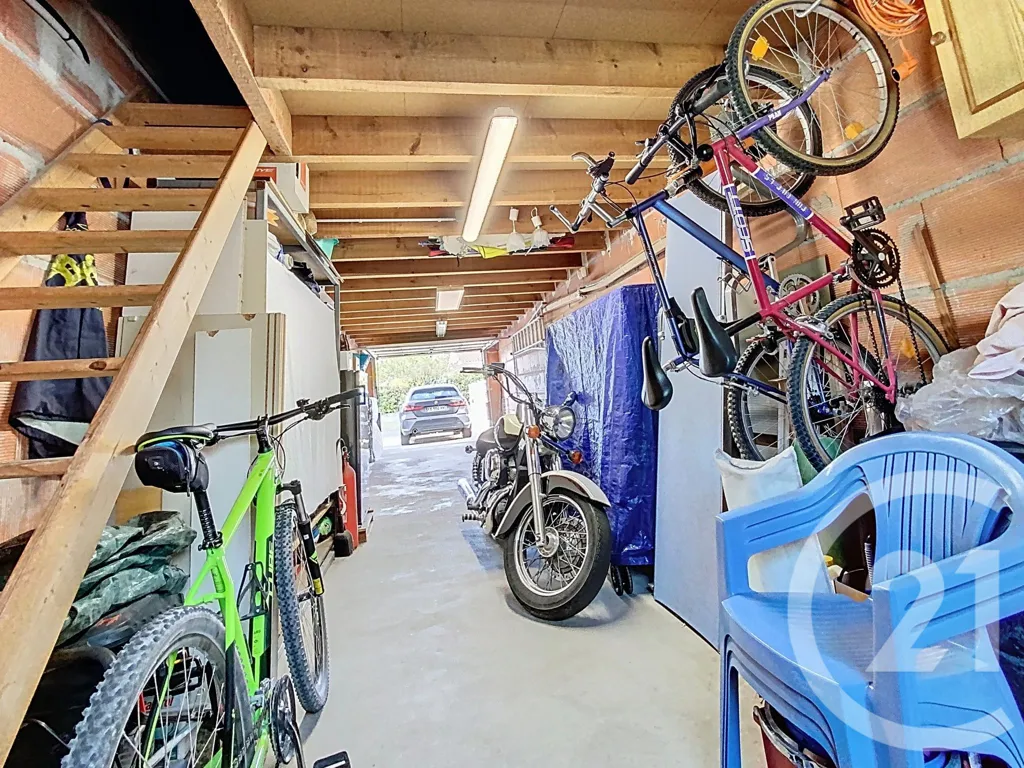 Garage - Villa de Plain-Pied avec Piscine à Breuil-Magné