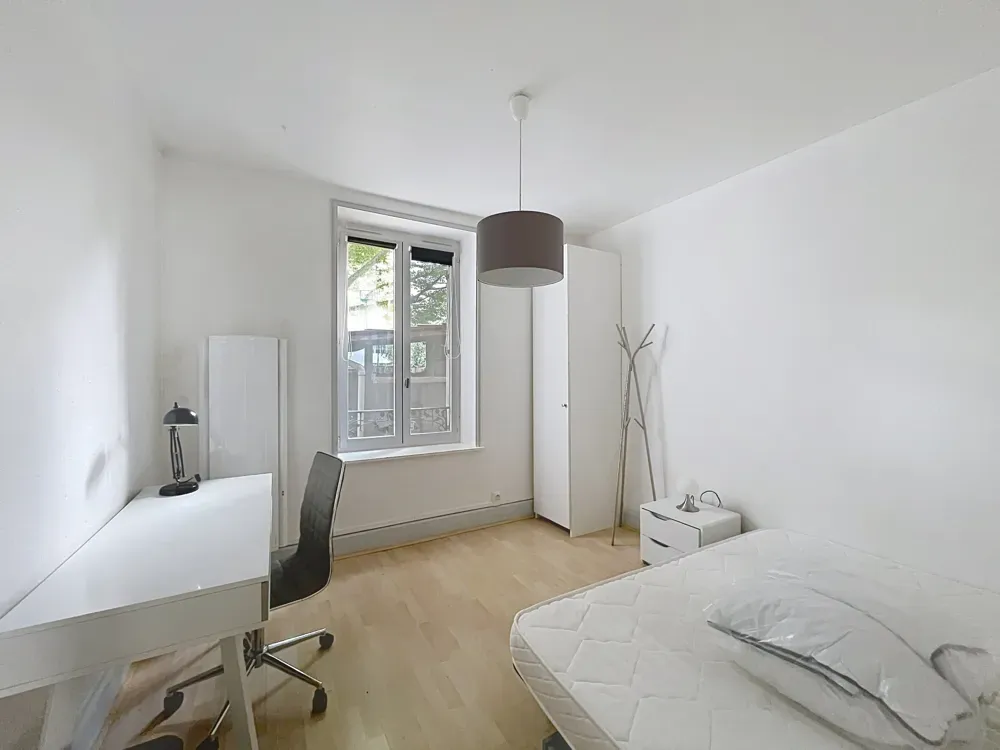 Chambres - Appartement Meublé avec Cour à Nancy