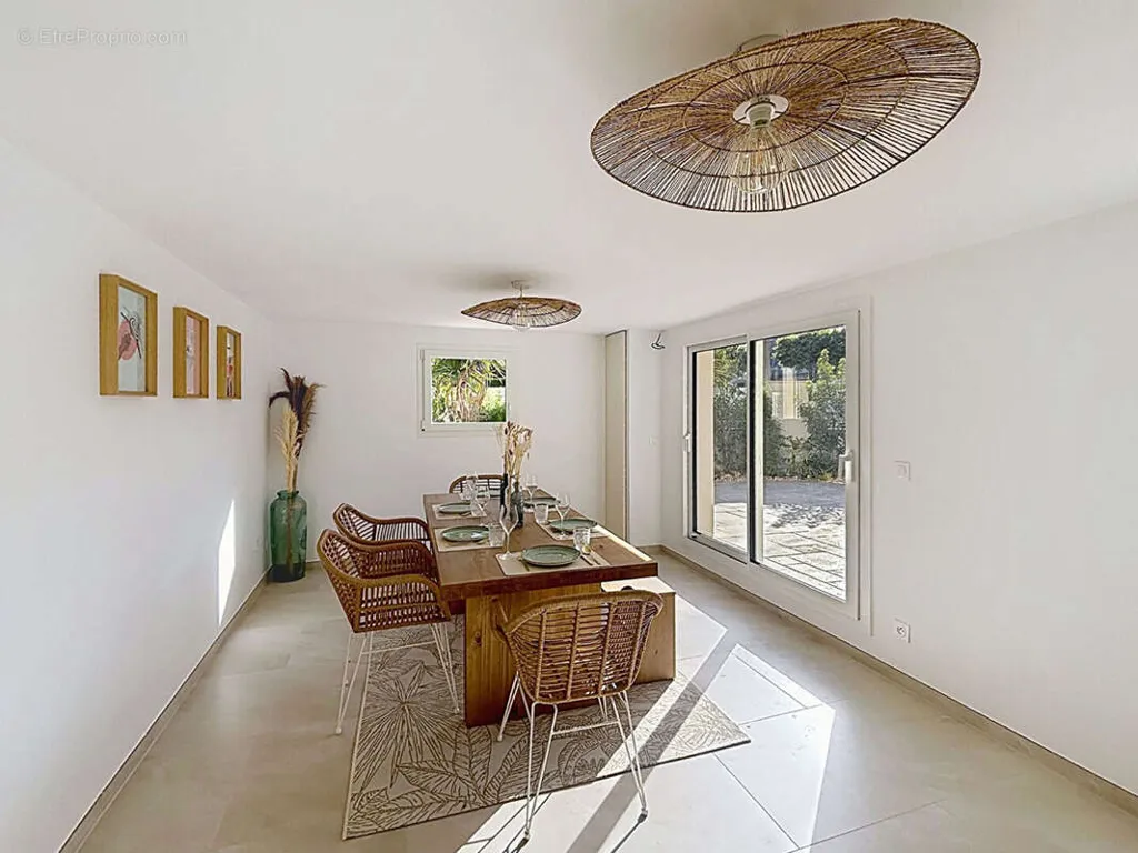 Salle à manger - Villa Rénovée avec Piscine à Ouistreham