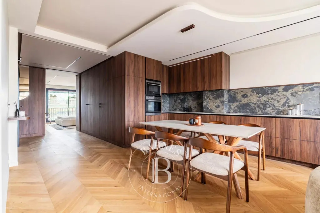 Köök - Dual Aspect Flat with Balcony in Paris 16th