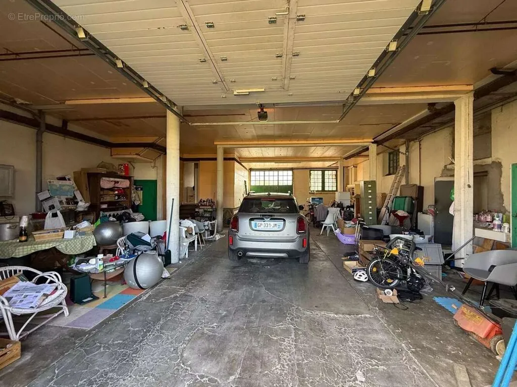 Garage - Spacious House with Pool in Sauveterre-de-Béarn