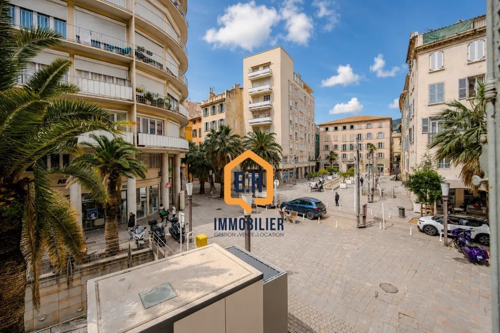 Renovated 2-Bed Flat with Sea View in Toulon