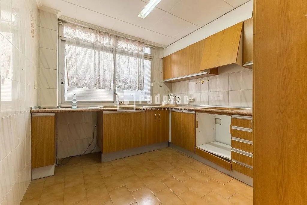 Cuisine - 3-Bed Apartment with Balcony in El Grau