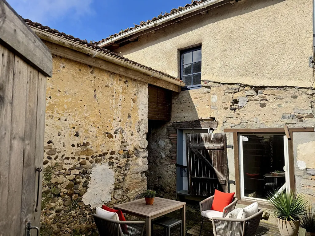 Aed - Historic 3-Bedroom House in Pey