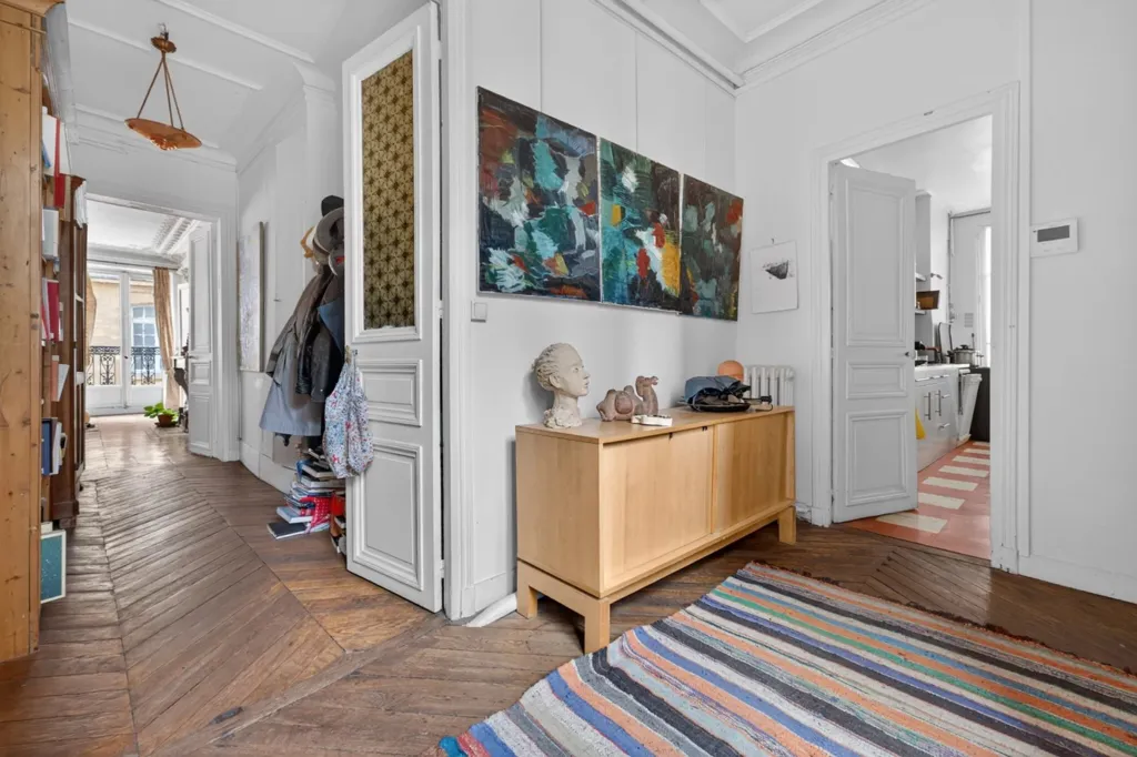 Ingresso - Renovable Parisian Apartment with High Ceilings