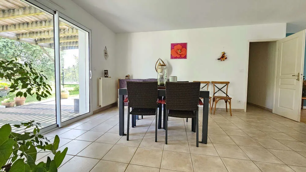 Salle à manger - Maison de Plain-Pied avec Jardin à Saint-Maxire