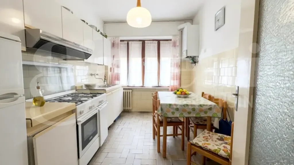 Cucina - Appartamento con possibilità di ristrutturazione ad Avenza