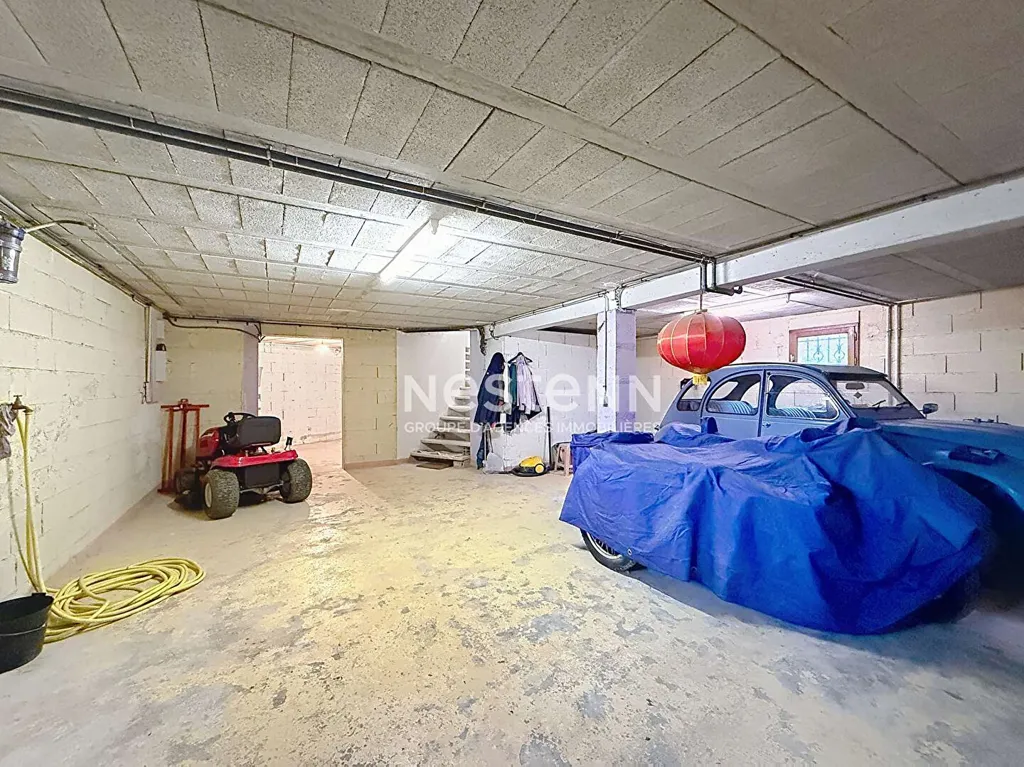 Garage - Maison 6 Pièces avec Sous-Sol et Terrain Arboré à Lacroix-Falgarde
