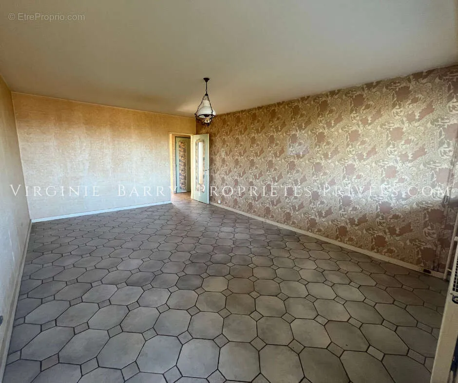 Pièces - Appartement T3 avec Balcons et Garage à Rochefort