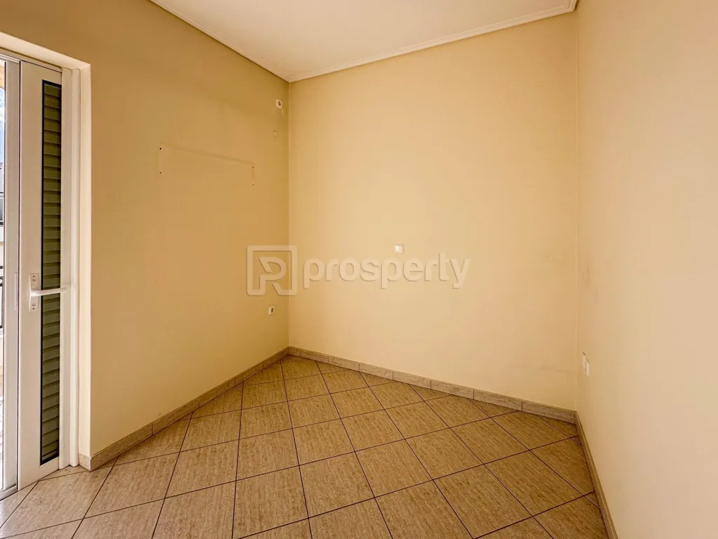 Esik - Spacious Apartment with Large Balcony in Ilion
