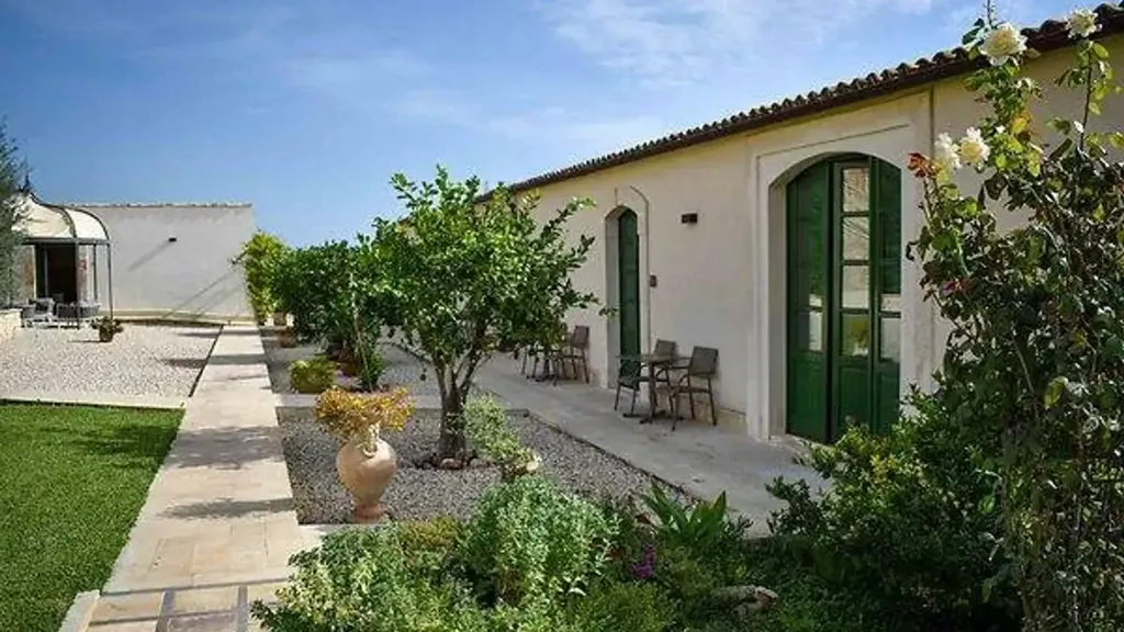 Aed - Restored Residences with Olive Grove in Avola