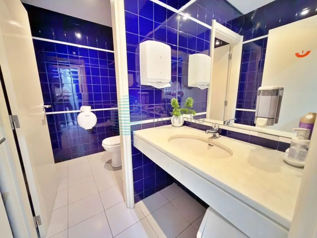 Bathrooms - Office with Air Conditioning in Campo Grande, Lisbon