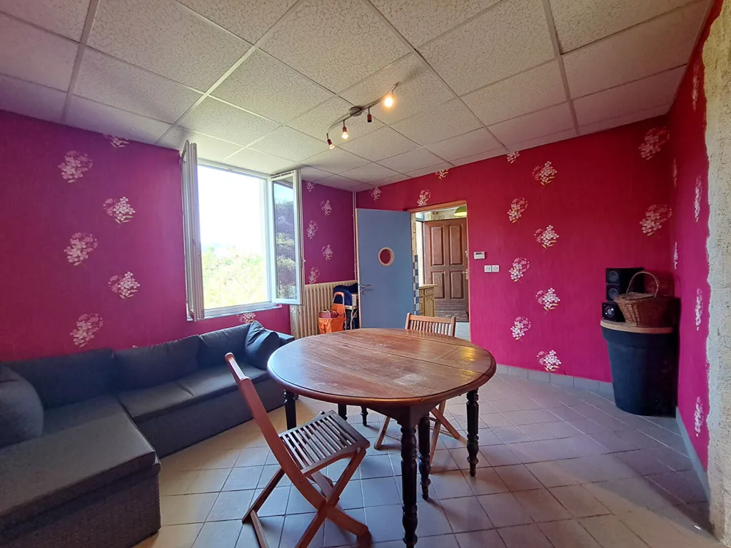 Salle à manger - Maison avec Garage et Terrain à Proximité du Centre-Ville