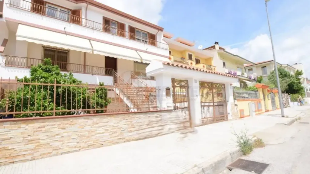 Välivaade - Terraced Villa with Solar Panels in Nuoro