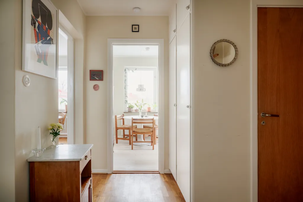 Esik - Funkistyle Flat with Balcony in Toppsegelsgatan