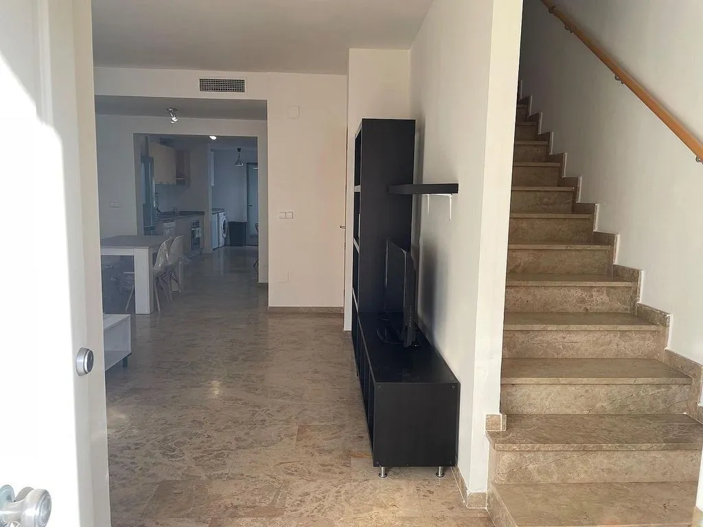 Esik - Student Duplex with Terrace in Guadalupe