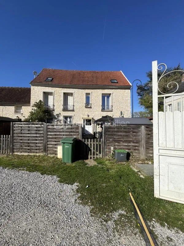 Exterior - Charming Three-Level House with Terrace in Méru