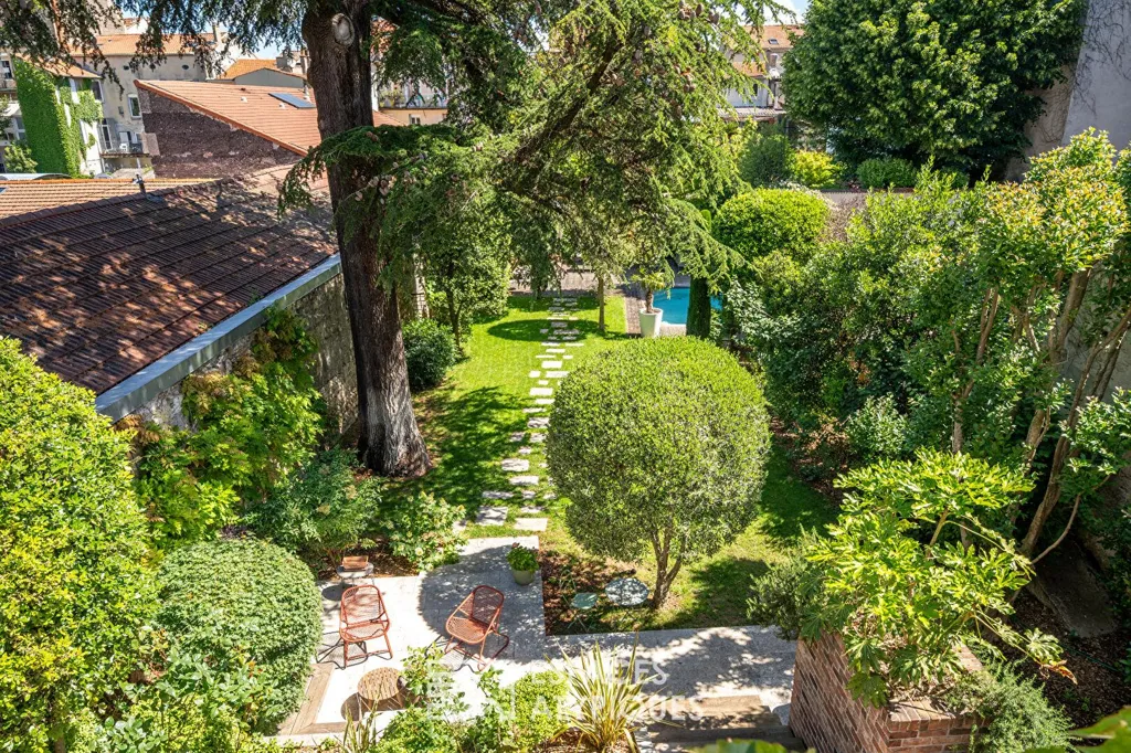 Vue aérienne - Maison Bourgeoise avec Piscine en Centre-Ville à Valence
