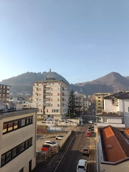 Balcon - Restored Apartment with Balconies in Como Borghi