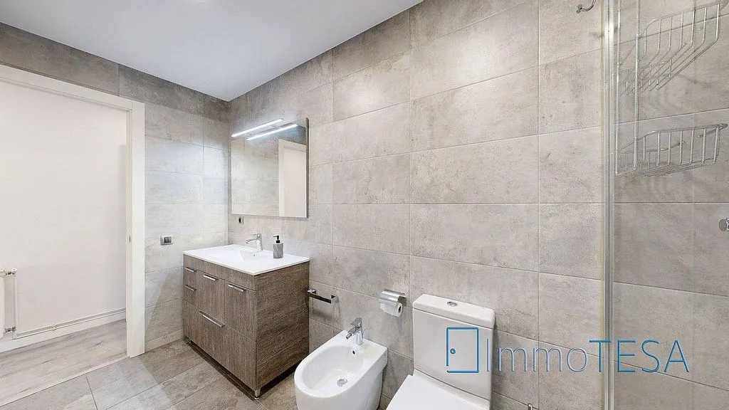 Salles de bain - Apartment with Balcony in Parc d’Europa