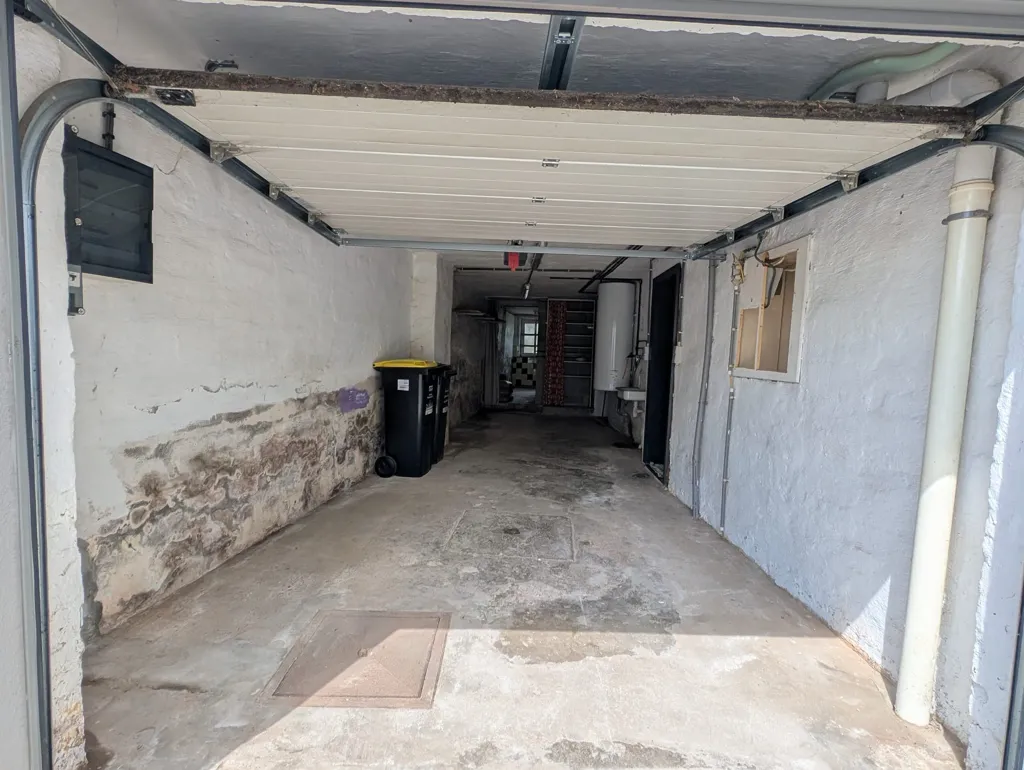 Garage - Maison de 5 Chambres avec Jardin à Welkenraedt