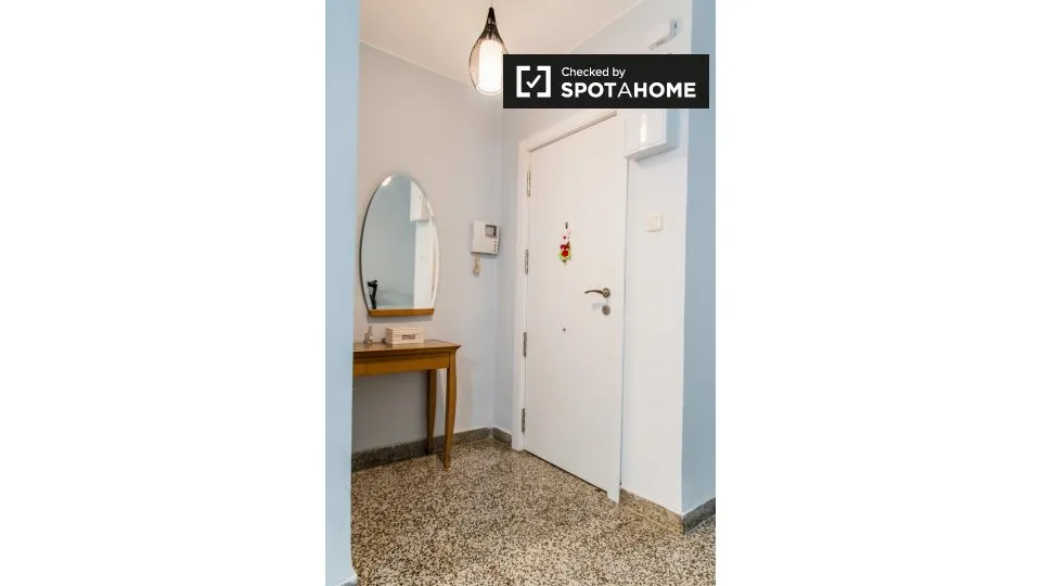 Esik - Shared Flat with Balcony in Aiora, Valencia