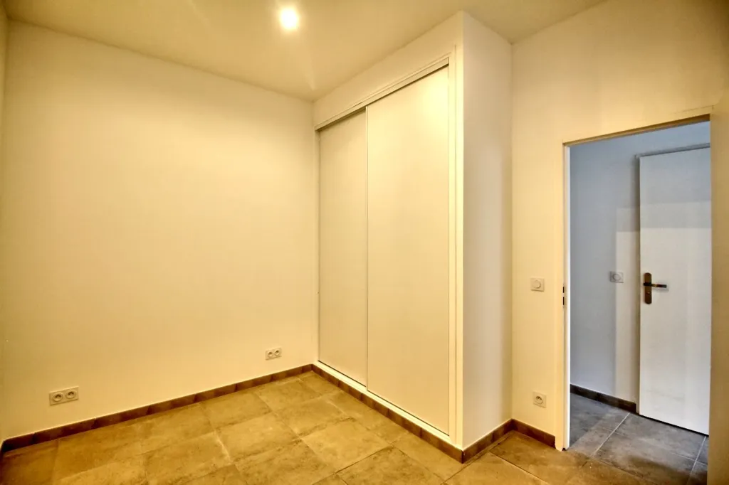 Toad - T2/3 Flat with Terrace in Marseille