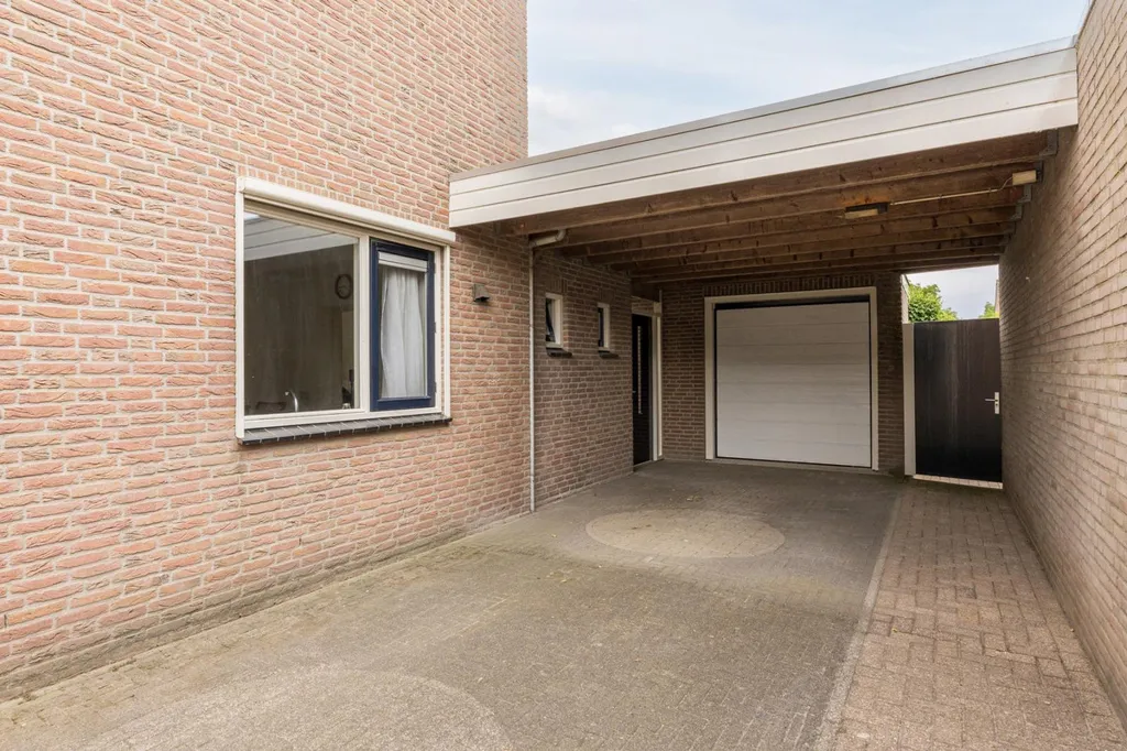 Garage - Two-Storey House with Pergola in Loosbroek