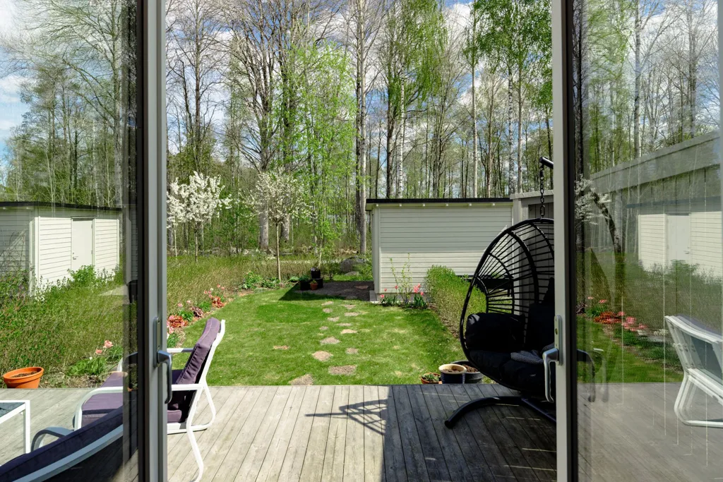 Terrass - Family-Friendly Apartment with Garden in Bredvik