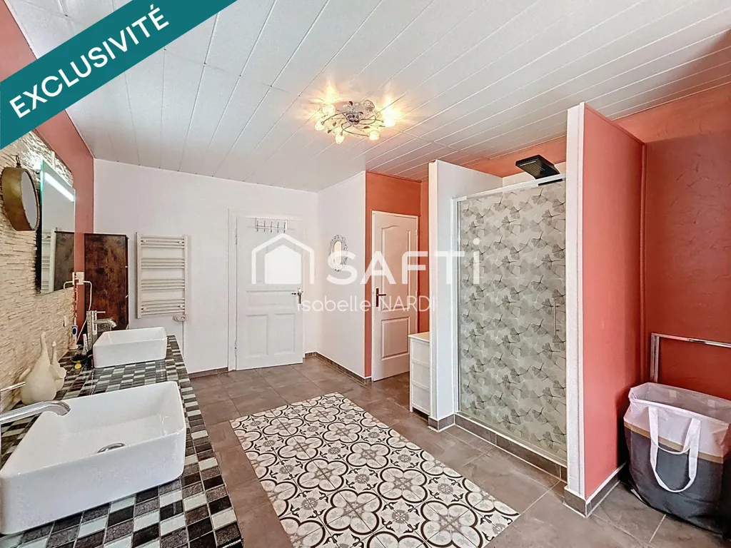 Salles de bain - Maison Rénovée avec Piscine à Knutange