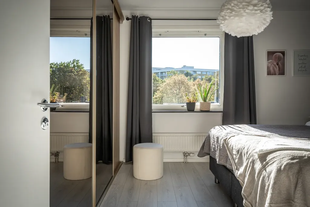 Camere da letto - Modern Two-Bedroom Flat with Large Windows in Majorna