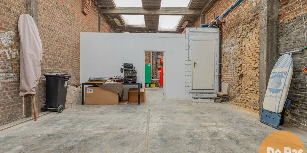 Garage - Propriété Mixte avec Garage Spacieux à Mere