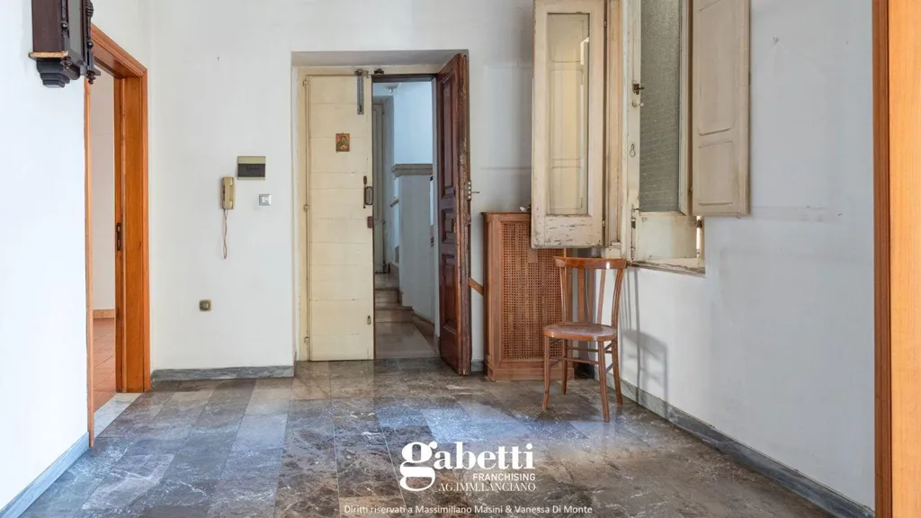 Esik - Historic Apartment with Balcony in Lanciano