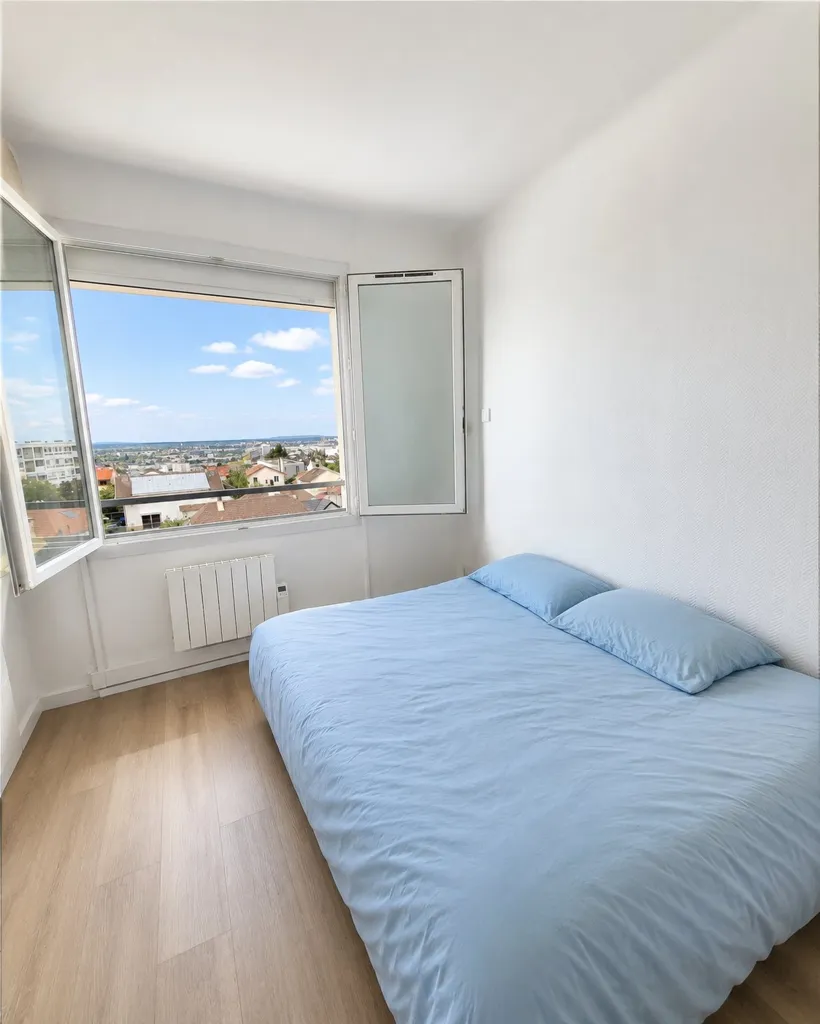 Bedrooms - 3-Piece Flat with View in Rueil-Malmaison