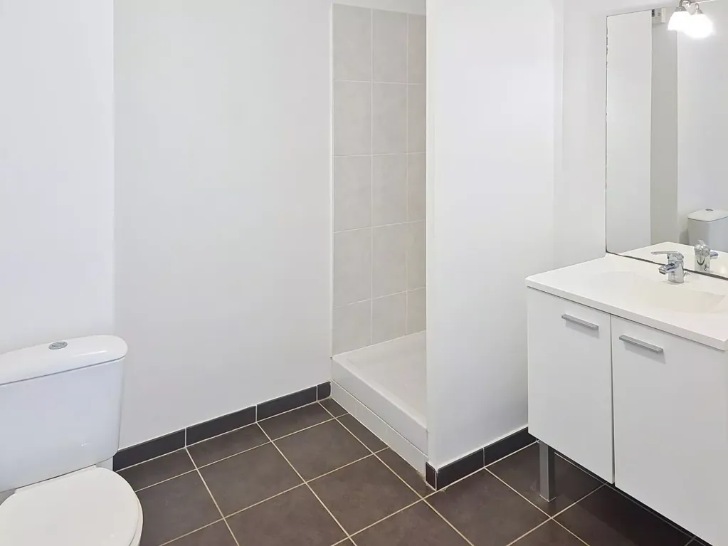 Salles de bain - Appartement avec Jardin Privatif à Fleury-sur-Orne