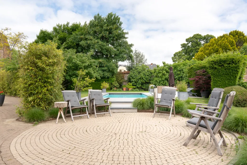 Bassein - Elegant Villa with Pool in Nivelles