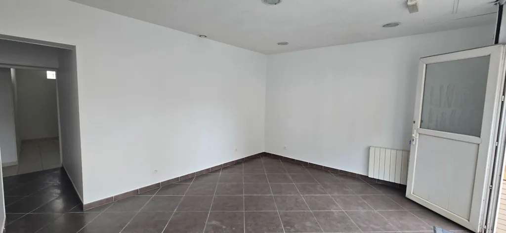 Toad - Commercial Space with Street Frontage in Troyes