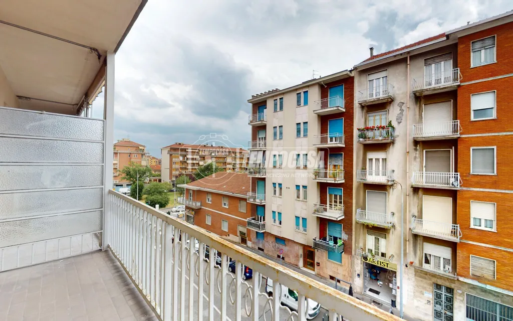 Balcony - Bright Two-Bedroom Apartment with Balcony in Turin