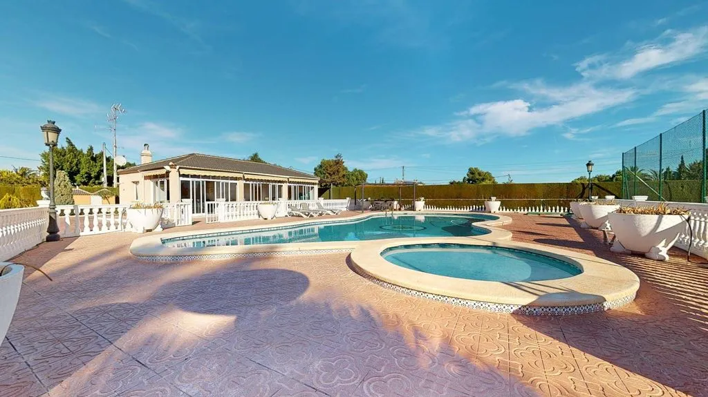 Piscine - Luxury Detached House with Pool in Perleta