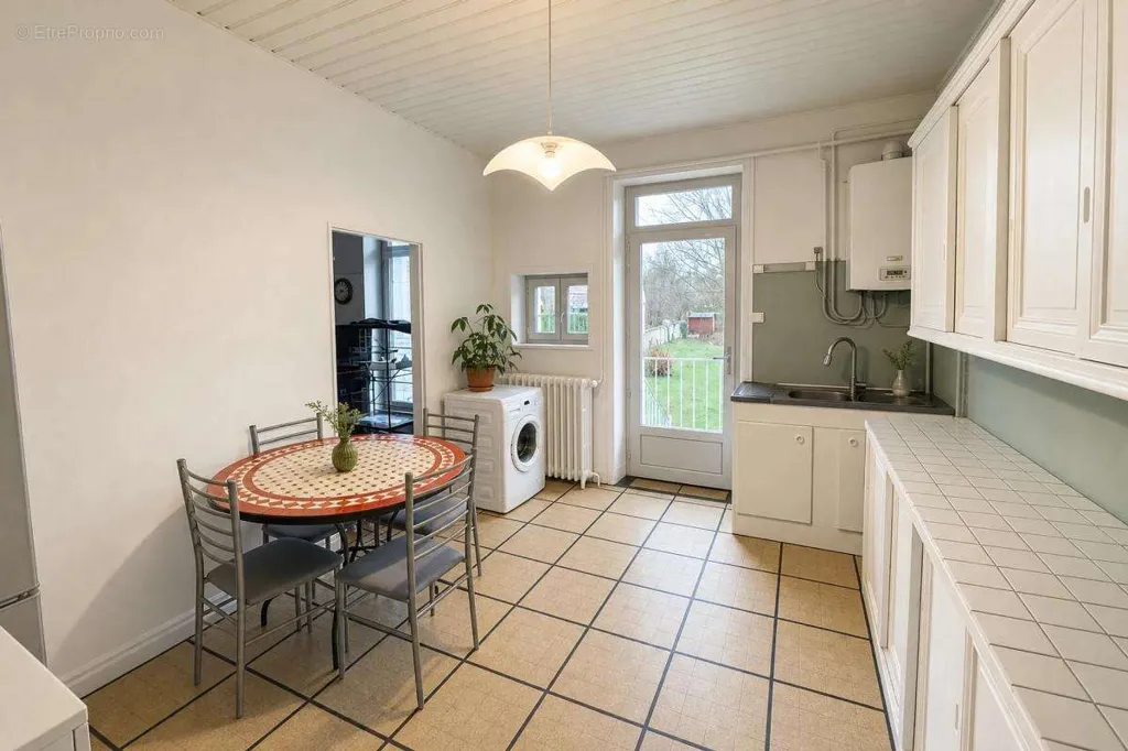 Köök - Family House with River View in Charlieu