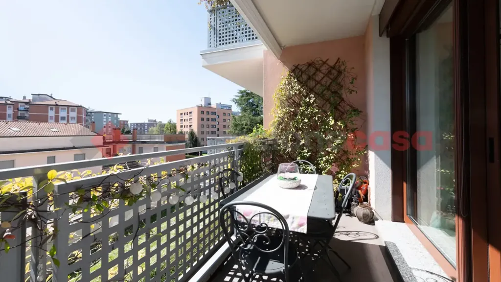 Balcone - Modern 3-Bedroom Apartment in Buccinasco